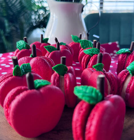 Apple Shaped Macarons